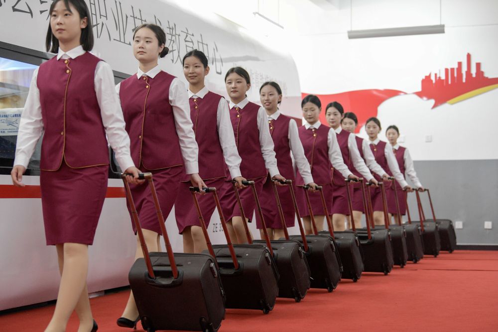 鏡觀·領(lǐng)航 | 教育強(qiáng)則國家強(qiáng) 以禮儀服務(wù)塑造新時代文明風(fēng)尚